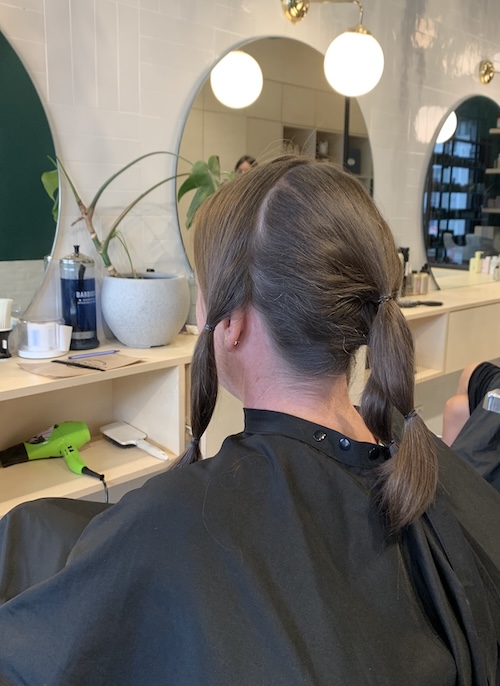 Fille qui se fait couper les cheveux